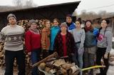 В селе Комиссарово студенческий отряд помог пенсионерке Лидии Яковлевне Постниковой (в середине) сложить дрова