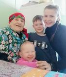 Лидия Даниловна со своими правнуками Денисом и Екатериной и маленькой праправнучкой Василисой