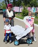 Александра Сердюкова с детьми Алисой и Ромой в первый раз участвуют в параде колясок