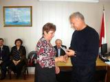 Анатолий Притеев вручает памятный знак активной общественнице Елене Шарафутдиновой