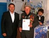 Глава района В. Мищенко поздравил юбиляра С.М. Московича и вручил ему письмо от президента РФ В. Путина 