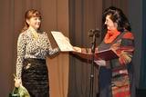 Валентина Блоха (справа) вручила сертификат на материнский капитал Валентине Кириченко