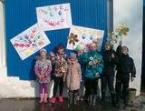 Новокачалинские школьники и их «улыбающиеся» плакаты