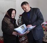 Глава района Владимир Мищенко вручил юбилярше книгу о Ханкайском районе