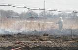 Этот снимок сделан 17 апреля в Астраханке. Кто-то поджёг траву, пошёл пал. В итоге пожарным пришлось спасать от огня жилые и хозяйственные постройки