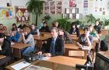 Председатель районной Думы В. Артёменко продемонстрировал старшеклассникам фильм об образовании муниципального комитета