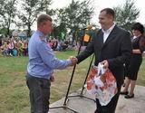 Глава Новоселищенского поселения Д. Петров вручил памятные подарки сельским участковым