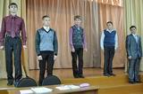 На общешкольном собрании учащиеся Астраханской школы демонстрировали примерные модели делового стиля школьной формы одежды