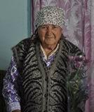 Екатерина Степановна Громышева в свои 95 лет с удовольствием помогает родным в домашних делах