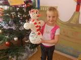 Диана Декальчук со своим снеговиком из ниток