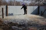 Вот такая гора льда выросла во дворе дома у жительницы села Ильинка