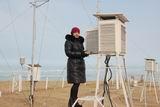 Метеоролог Виктория Бердникова проводит наблюдения на метеорологической площадке