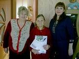 Елена Андреевна приняла поздравления и подарок от главы поселения и председателя совета ветеранов с. Новокачалинск