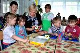 Елена Александрова учит малышей постигать секреты окружающего мира, любить свою Родину и даёт первые навыки общения в коллективе