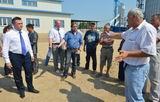 Врио губернатора посетил АПК «Альянс» в Камень-Рыболове. Эта компания одна из немногих, кто в крае доводит зерно до требуемого состояния просушки, что позволяет сохранить всё то, что выращено на приморских полях