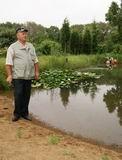 Житель Камень-Рыболова Виктор Хвостик своими руками создал сад и озеро, где водится рыба и растут нимфеи