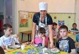 Накормить детей – одна из приятных обязанностей Нелли Федюченко