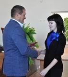 Глава района Владимир Мищенко поздравил астраханскую медалистку Наталью Рябеву с заслуженной наградой