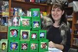Продавец Татьяна Антохина уверена, что ёлочная игрушка – удачный подарок к Новому году