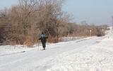 Еще одна часть зимнего местного колорита: после обеда, какой бы ни была погода, Иван Иванович Кривченко совершает свой ежедневный моцион на лыжах
