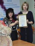 Валентина Блоха вручила сертификат на получение государственной поддержки Жанне Уксуменко, маме двоих детей