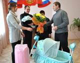 Слова поздравления глава района Владимир Мищенко подкрепил вручением подарков для новорождённого – манежа и колыбели