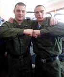 Антон Кучерявых (на фото справа) со своим другом Евгением Подолько вместе служили в десантно-штурмовой бригаде в Уссурийске