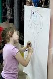Во время праздничного мероприятия каждый ребёнок почувствовал себя настоящим художником, рисуя портрет клоуна