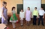 Учитель английского языка Александра Козлова со своими талантливыми учениками