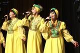 Вокалистки народного коллектива «Марьюшка» из Пограничного района под занавес гала-концерта исполнили песню «Чёрная редька»