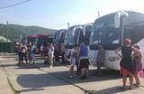 7 августа в Пограничном скопилось более 20 автобусов. Около 900 человек ждали пропуска через границу в духоте не меньше пяти часов. Фото с сайта PrimaMedia.ru