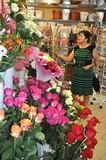 Жительница Ильинки Лариса Венидиктова – частая гостья в цветочном магазине. На прошлой неделе она выбирала букет для своей старшей сестры Ольги, у которой был юбилей