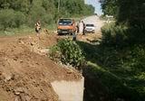 Три дня бригада дорожников занималась ремонтом участка дороги под Турьим Рогом