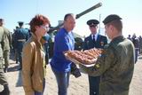 Директор Новоселищенской школы Юрий Сопов передал бойцам-танкистам сладкие подарки от педагогов и учеников