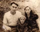 Василий Ульянович Курцев с женой и ребёнком
