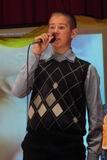 Школьник Артём Дмитриенко исполнил для гостей праздника музыкальный номер