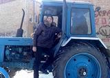 Именно этот трактор фигурно водил девятиклассник Евгений Пырх