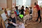 Преподаватель художественного отделения Наталья Гальямова с удовольствием работает с детьми, но готова научить рисовать и взрослых людей