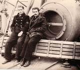 1962 год. Станислав Лампицкий (справа) с командиром отделения у барокамеры, в которой проходили испытания будущие водолазы-подводники