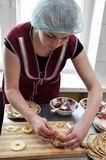 Второкурсница Ульяна Дмитриева ловко делает мешочки из блинов со сладкой начинкой