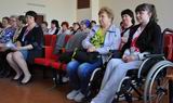 Участником конференции стала и Виктория Гуляева (на фото справа), которая вместе с корреспондентом районной газеты тестировала окружающую среду на доступность, передвигаясь в инвалидной коляске