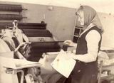 1976 год. Татьяна Викторовна Шаповалова готовит машину к печати газеты «Приморские зори»