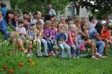 На праздник в честь открытия детской площадки собрались дети и взрослые
