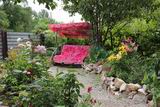 Сад с качелями во дворе Аллы Ивчук из Ильинки – прекрасное место отдыха для всей семьи