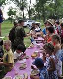 Местных жителей и гостей праздника угощали вкусной солдатской кашей