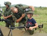 Дети с любопытством примеряли военное снаряжение и осматривали оружие