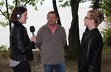 Во время «экскурсии» по дальневосточному гектару глава района Владимир Мищенко (в центре) дал интервью журналистке британского радио Би-Би-Си Мари Кейворд (слева)