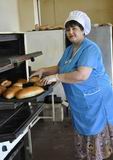 Астгик Казарян и руководит пекарней, и сама печёт хлеб и булочки