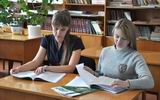 Молодые научные сотрудники Светлана Вострикова и Светлана Безмутко регулярно изучают специальную литературу и периодику в библиотеке института