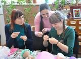 Марина Искандирова (в центре) провела для участниц рукодельного клуба мастер-класс по изготовлению вязаных кукол